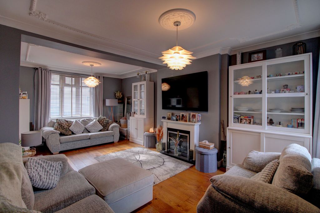 Property photo 3 of 10 Img_5553_4_5Interior2