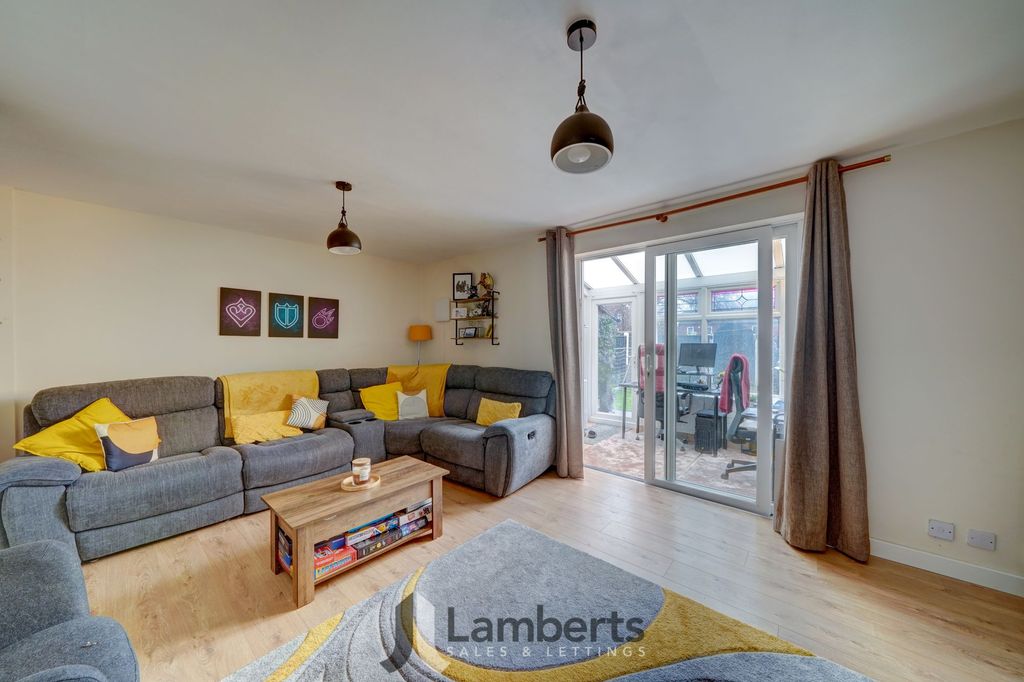 Property photo 3 of 27 Lounge