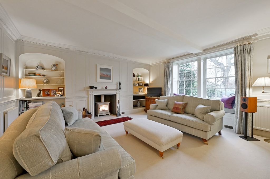 Property photo 2 of 18 Sitting Room