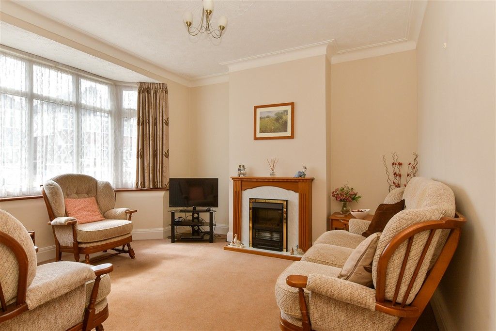 Property photo 3 of 12 Lounge