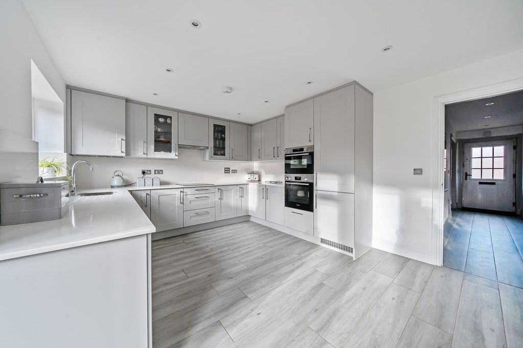 Property photo 3 of 25