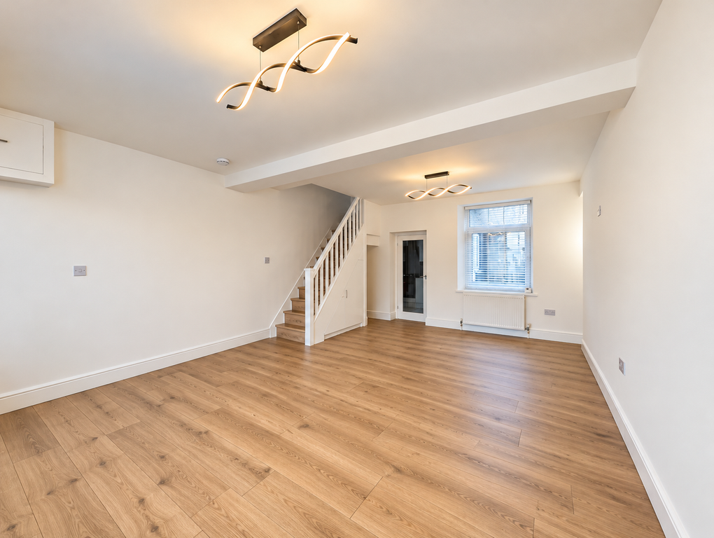 Property photo 2 of 16 Living Room (Laminate)