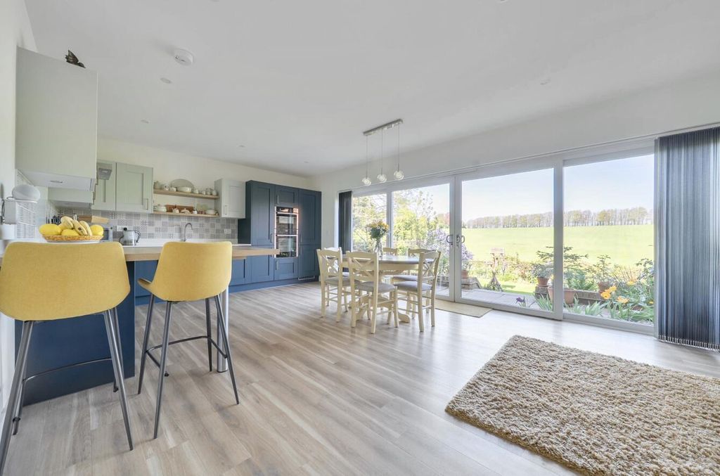 Property photo 2 of 43 1449066-28-69E8F86ee7123.Jpg