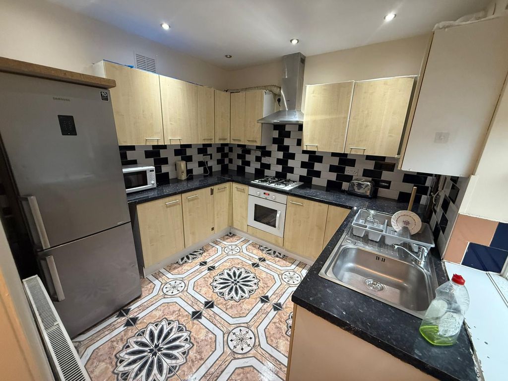 Property photo 1 of 9 Spacious 3-Bedroom To Let B29