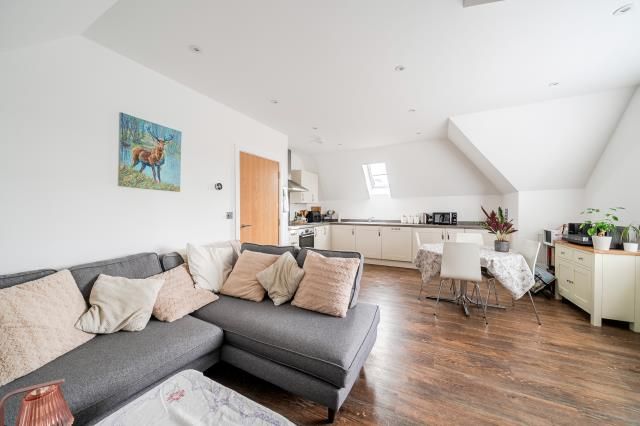 1 bed flat for saleCricketers Close, Bagshot GU19 photo 5