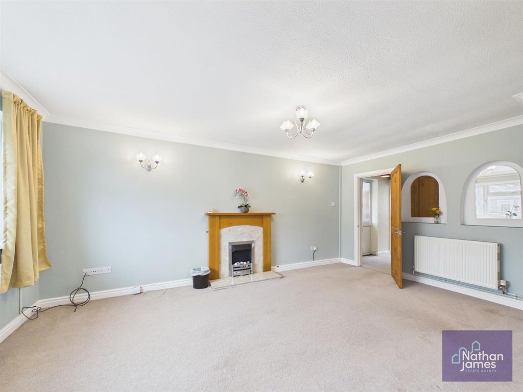 Property photo 3 of 17 Lounge