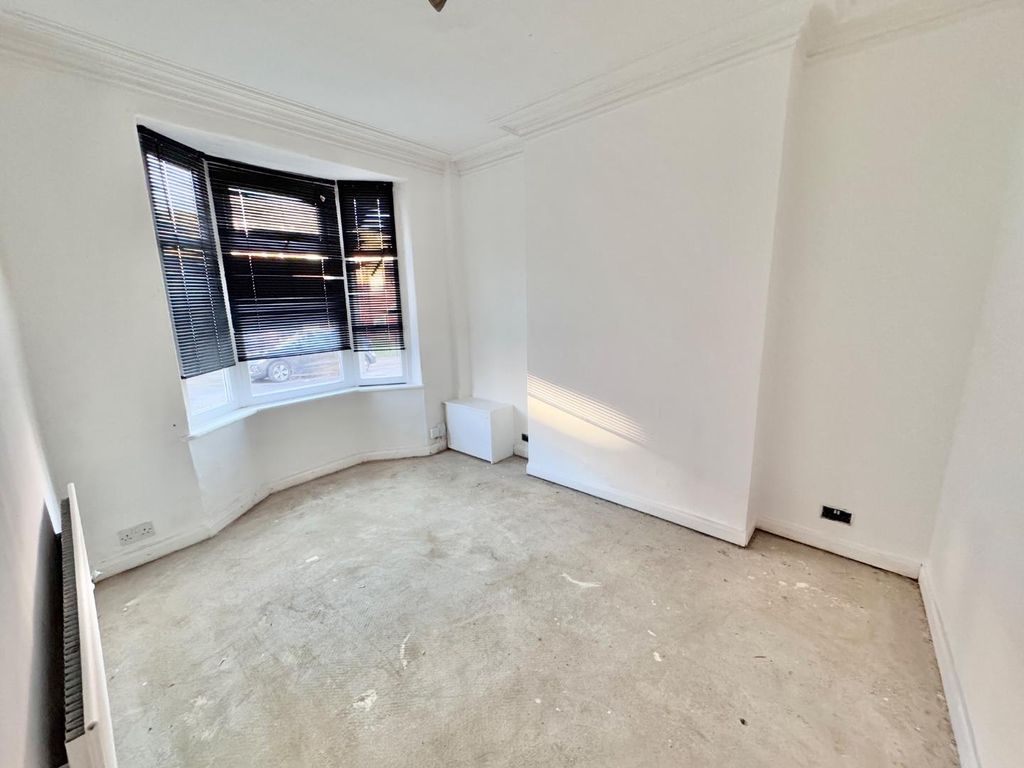 Property photo 2 of 8 Lounge