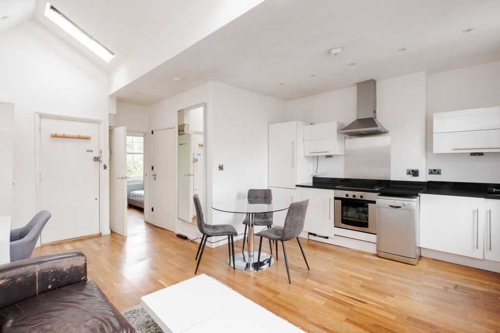 Property photo 2 of 10 Canonbury Road
