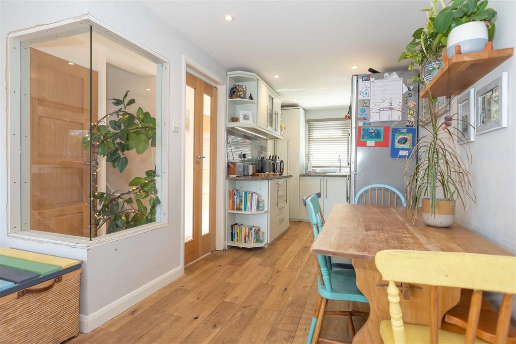 Property photo 3 of 18 9 Birch Close_6.Jpg