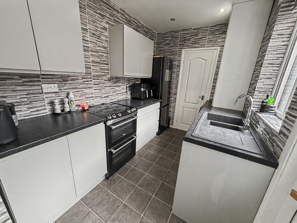 Property photo 2 of 11 Kitchen