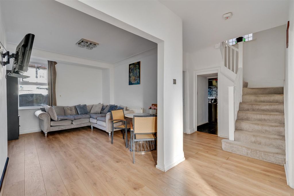 Property photo 3 of 13 Daniels_Norbreck Gardens, Hanger Lane, Nw10_018 -