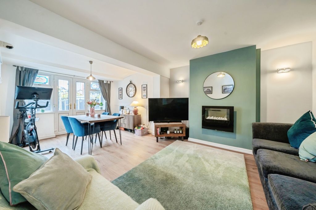 Property photo 2 of 17 Living/Dining Room