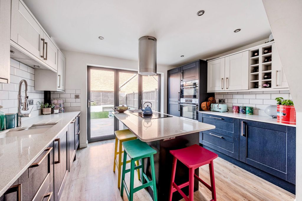 Property photo 2 of 15 Kitchen/Breakfast Room (Shot One)