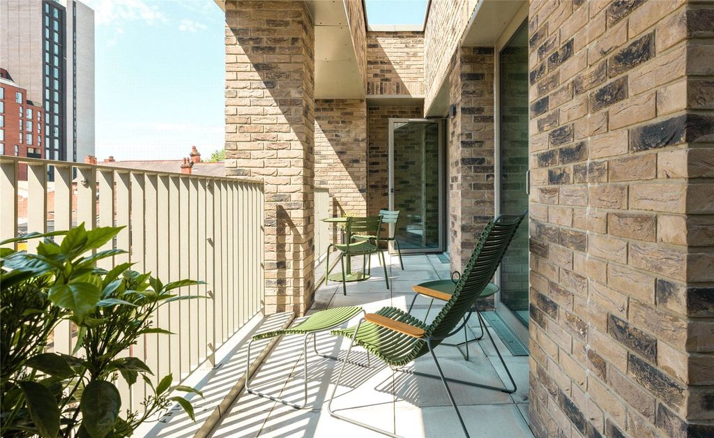 Property photo 2 of 18 Bankside