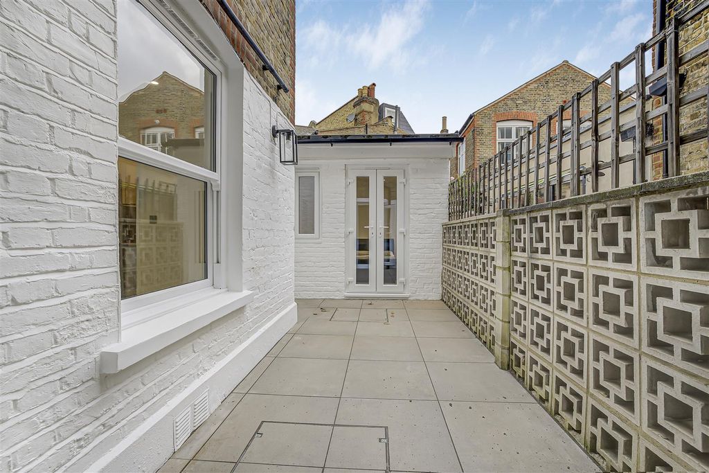 Property photo 2 of 16 Queenstown_Road-Sw8 Eden Harperjpg