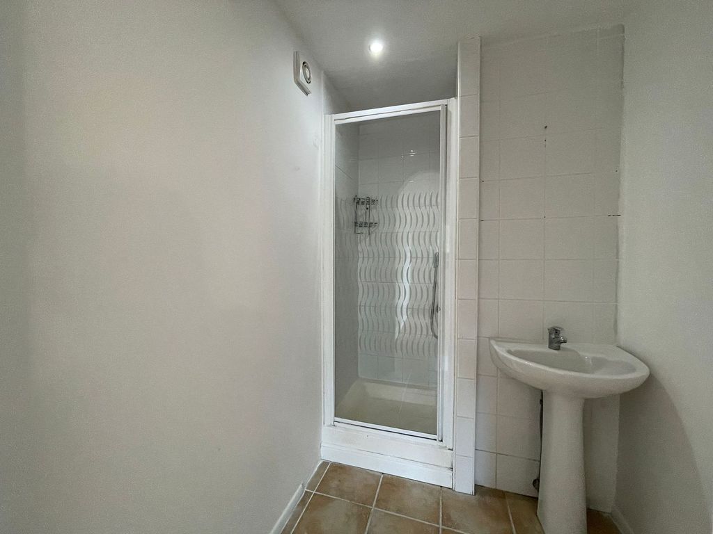 2 bed flat for salePavilion Way, Edgware HA8 photo 5