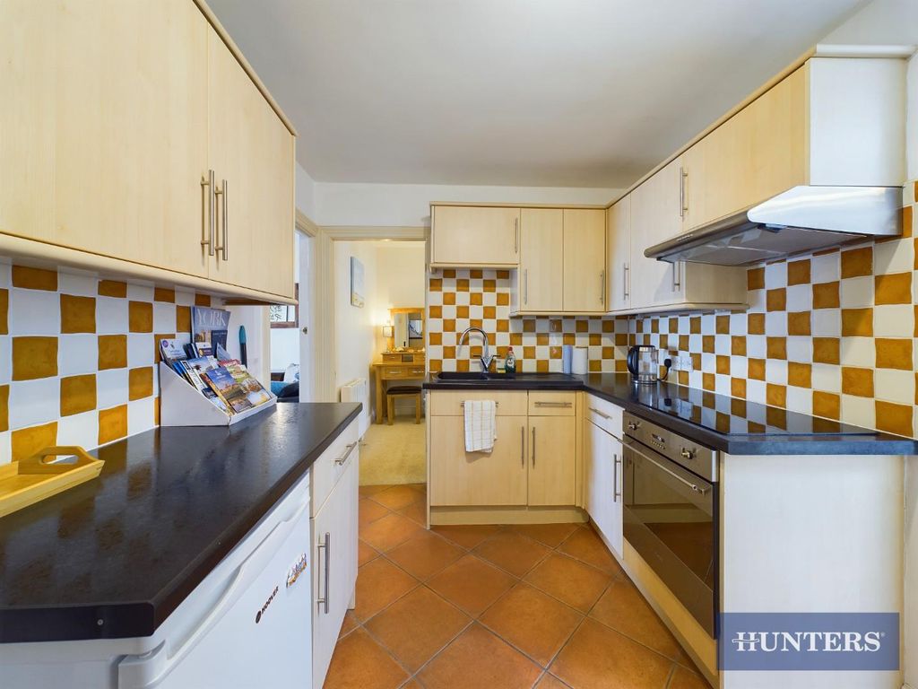 Property photo 3 of 11 Kitchen