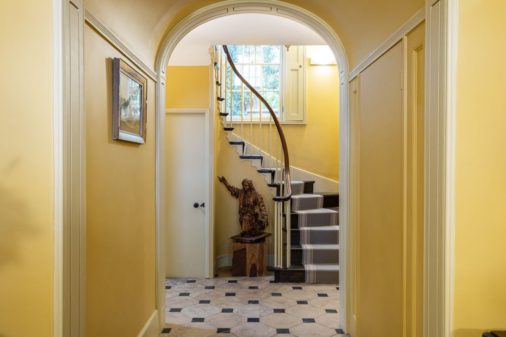 Property photo 2 of 25