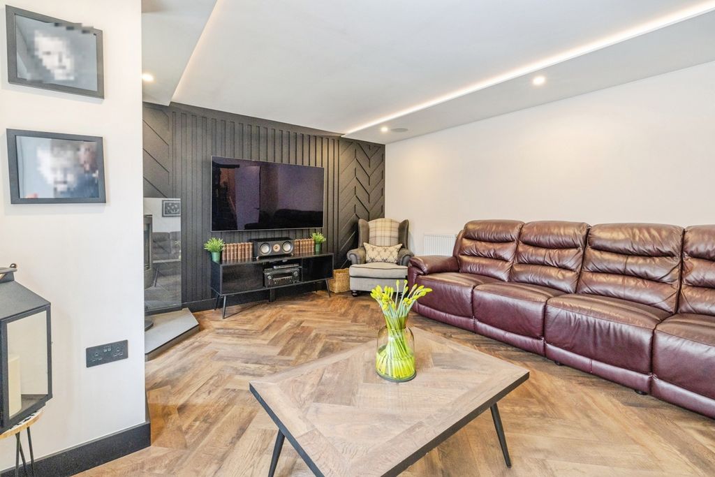 Property photo 2 of 20 Lounge