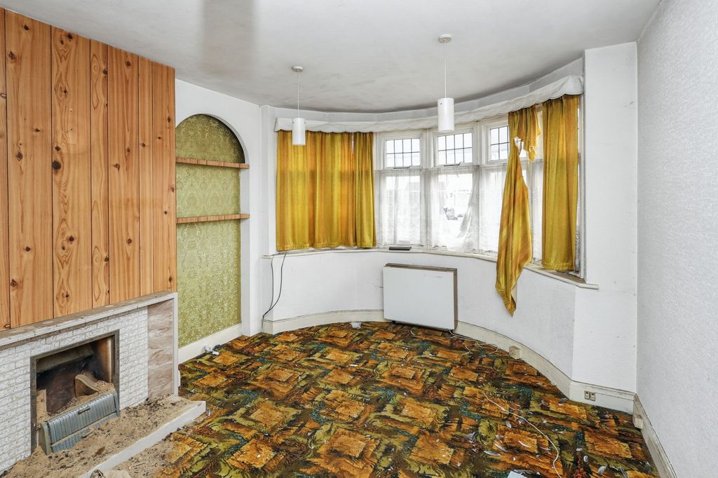 Property photo 3 of 21 118 Linden Gardens, Enfield, Middlesex, En1 4DX
