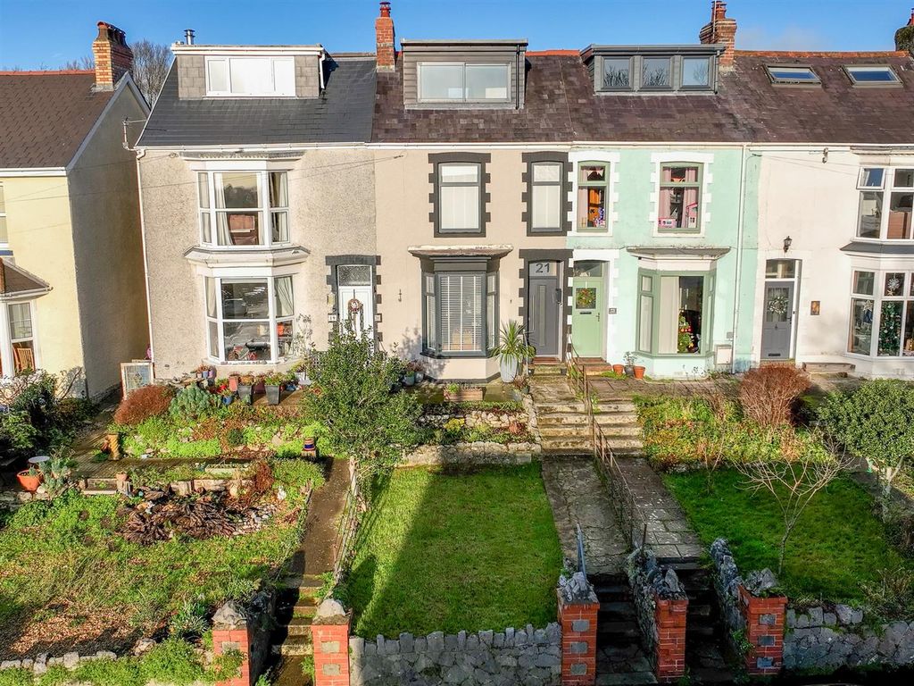 Property photo 1 of 33 Photo 2-976.Jpg