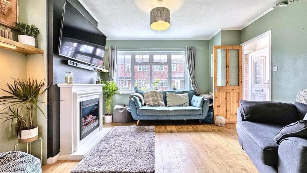 Property photo 3 of 15 Bright, Stylish Living Room With A Central Sofa, l...