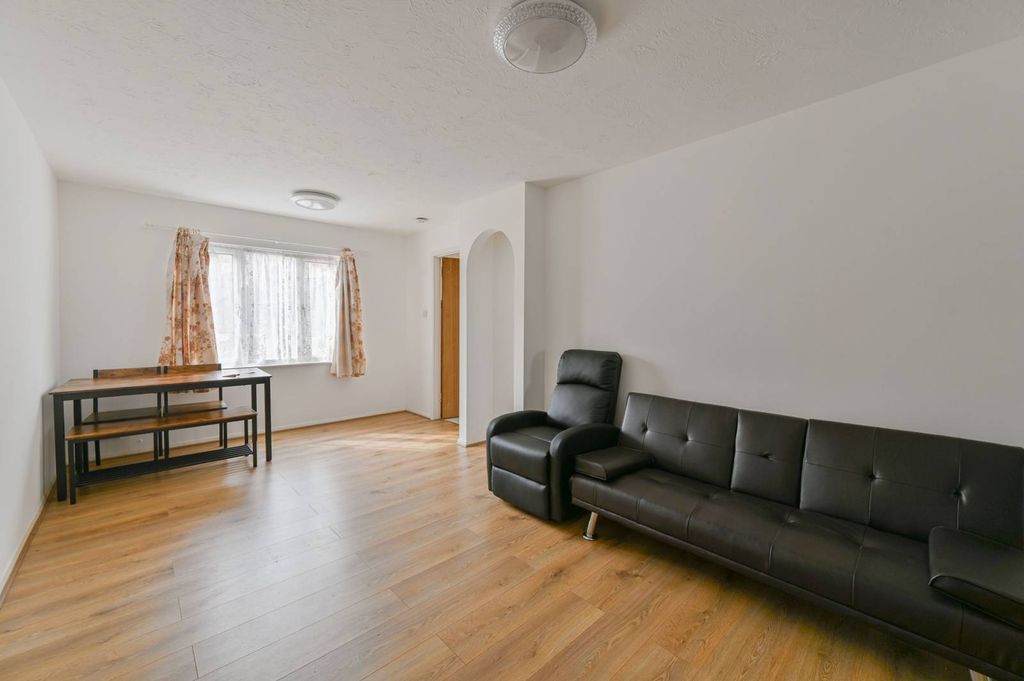 Property photo 2 of 6