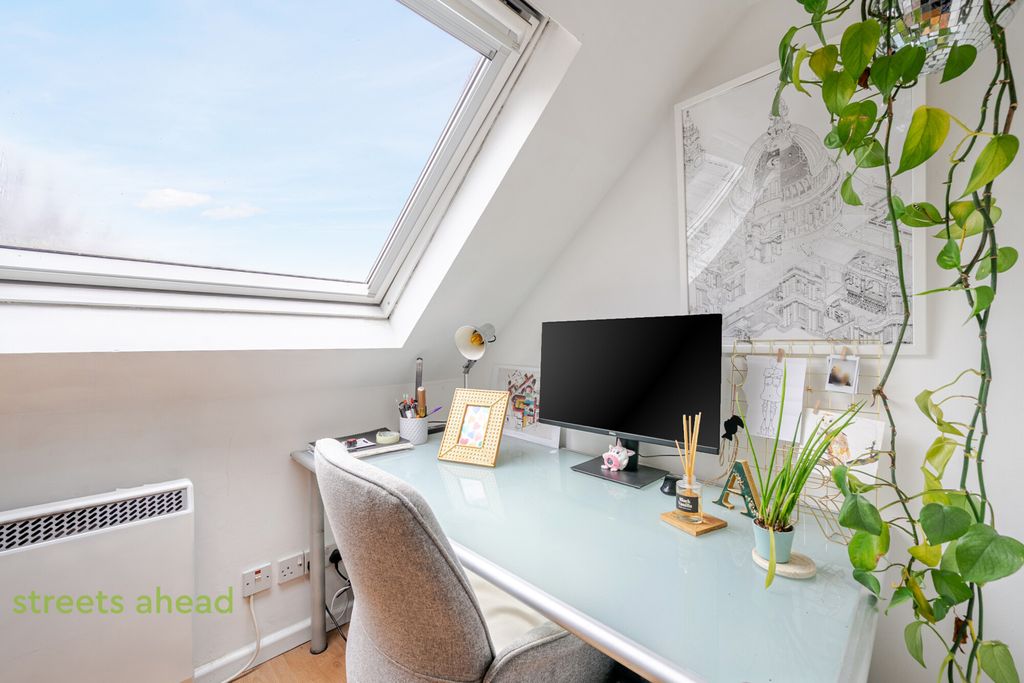 Property photo 3 of 16 E86Fce46-4De8-471...