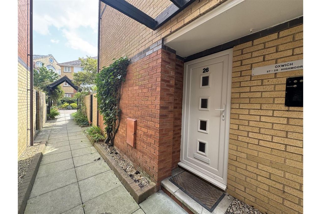 Property photo 2 of 18 Entrance