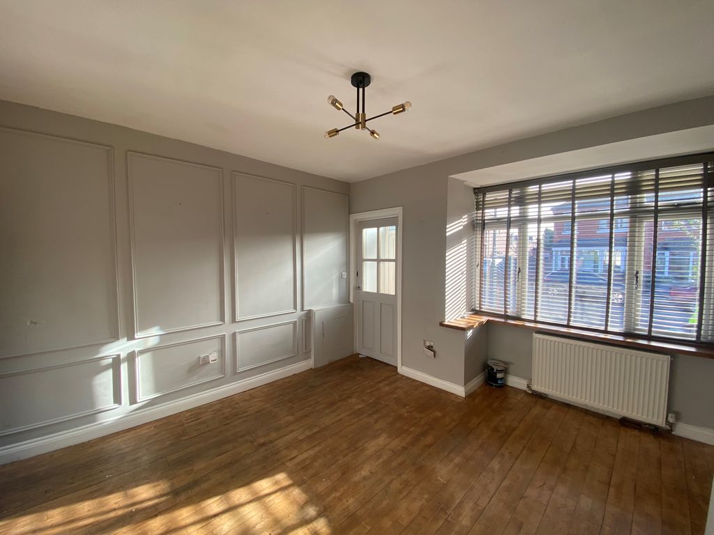 Property photo 3 of 8 Livingroom