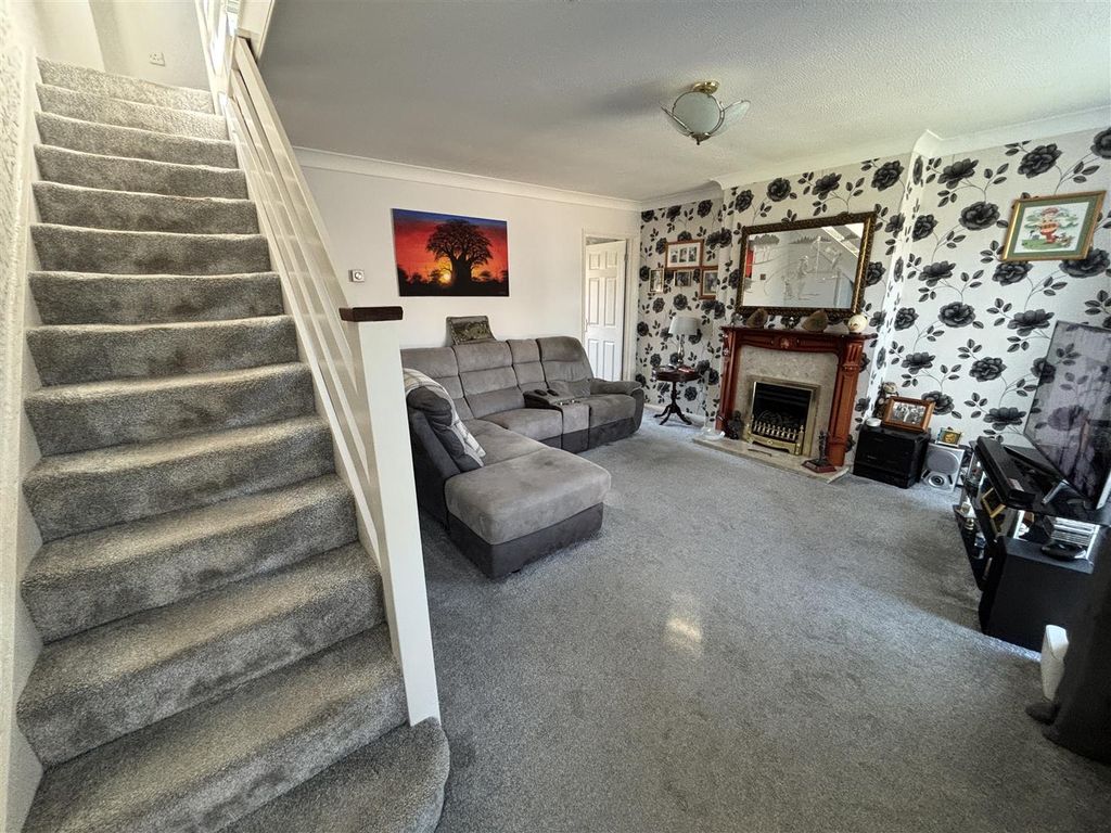 Property photo 3 of 15 Lounge