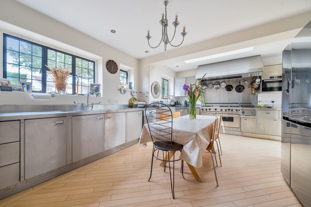 Property photo 2 of 20