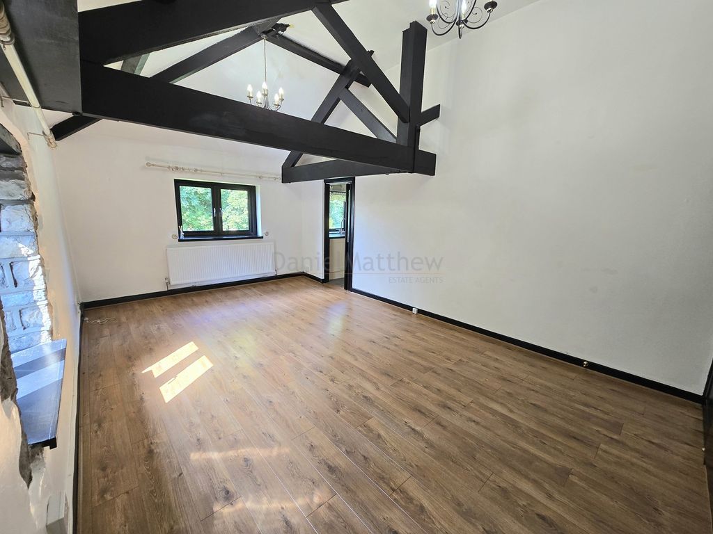 Property photo 3 of 20 Lounge