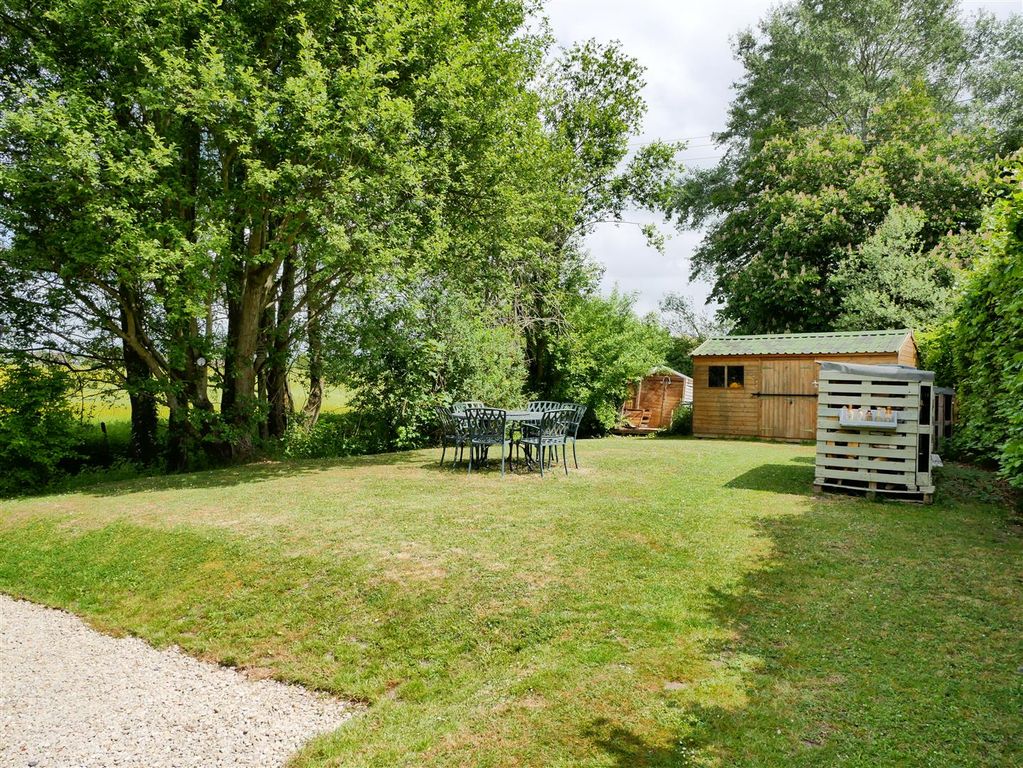 Property photo 2 of 18 Main Garden