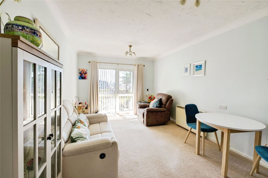 Property photo 3 of 11 Lounge