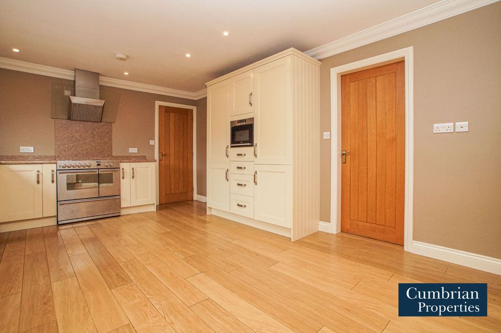 Property photo 3 of 22 Dining Kitchen