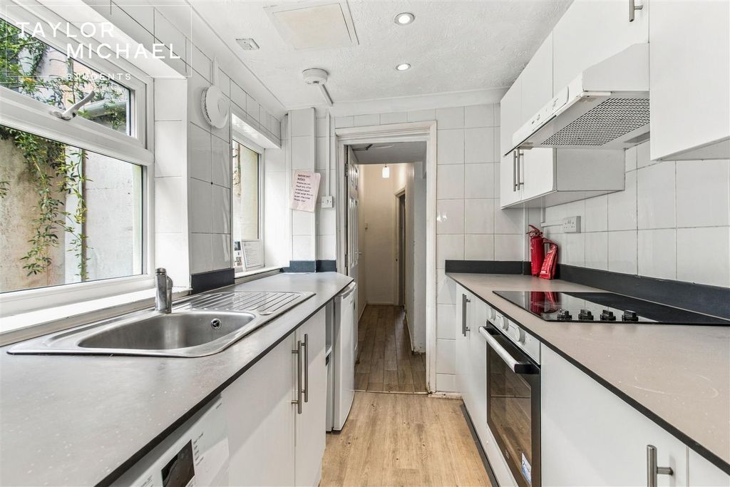 Property photo 3 of 20 Kitchen