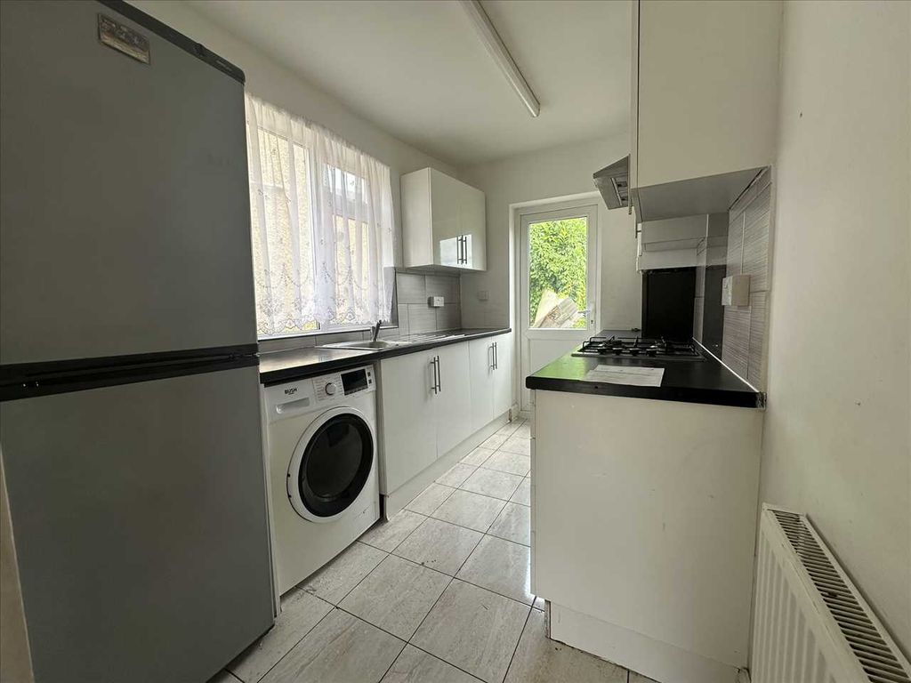 Property photo 3 of 7 Kitchen