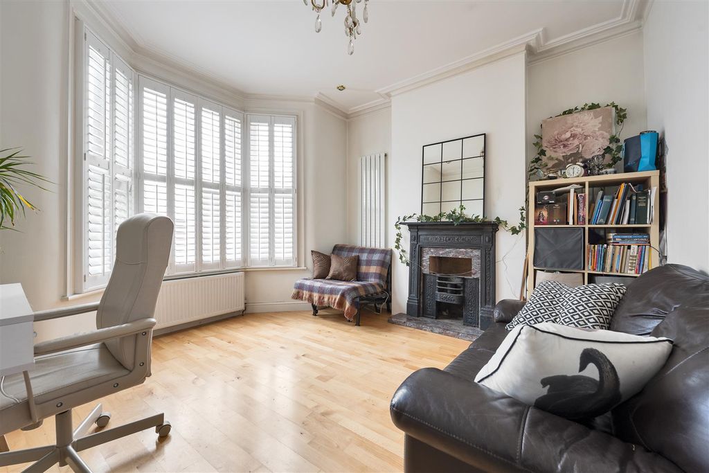 Property photo 2 of 22 Voluntary Place, E11