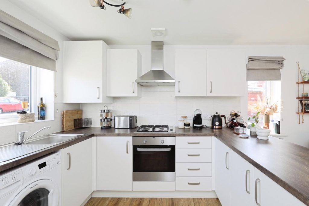 Property photo 2 of 18 Dining Kitchen