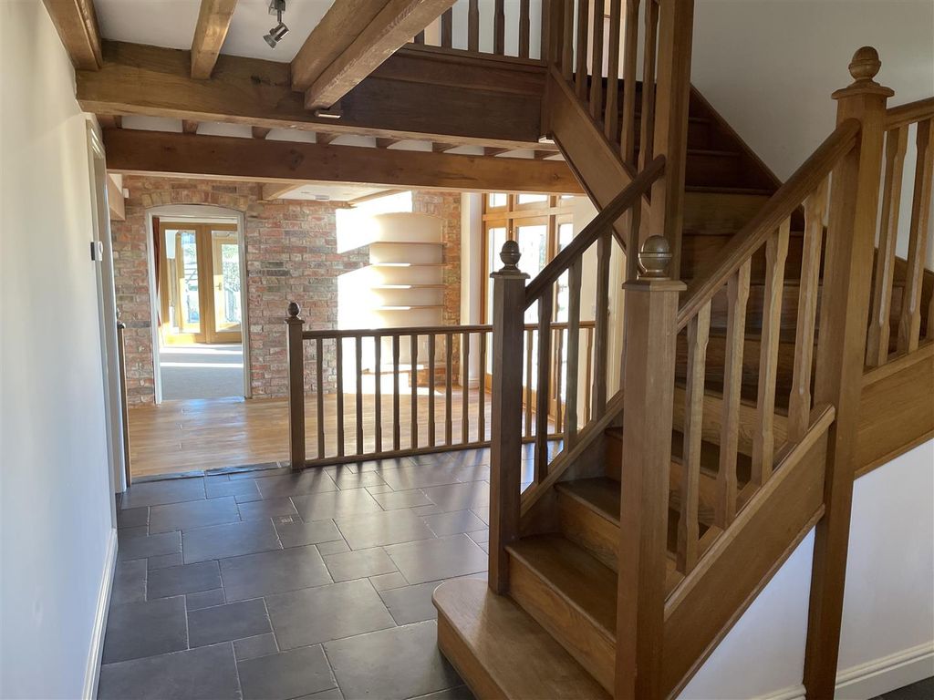 Property photo 3 of 34 Entrance