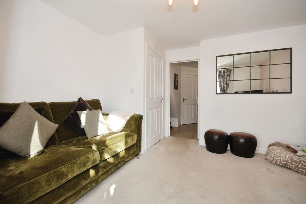 Property photo 3 of 17 Lounge