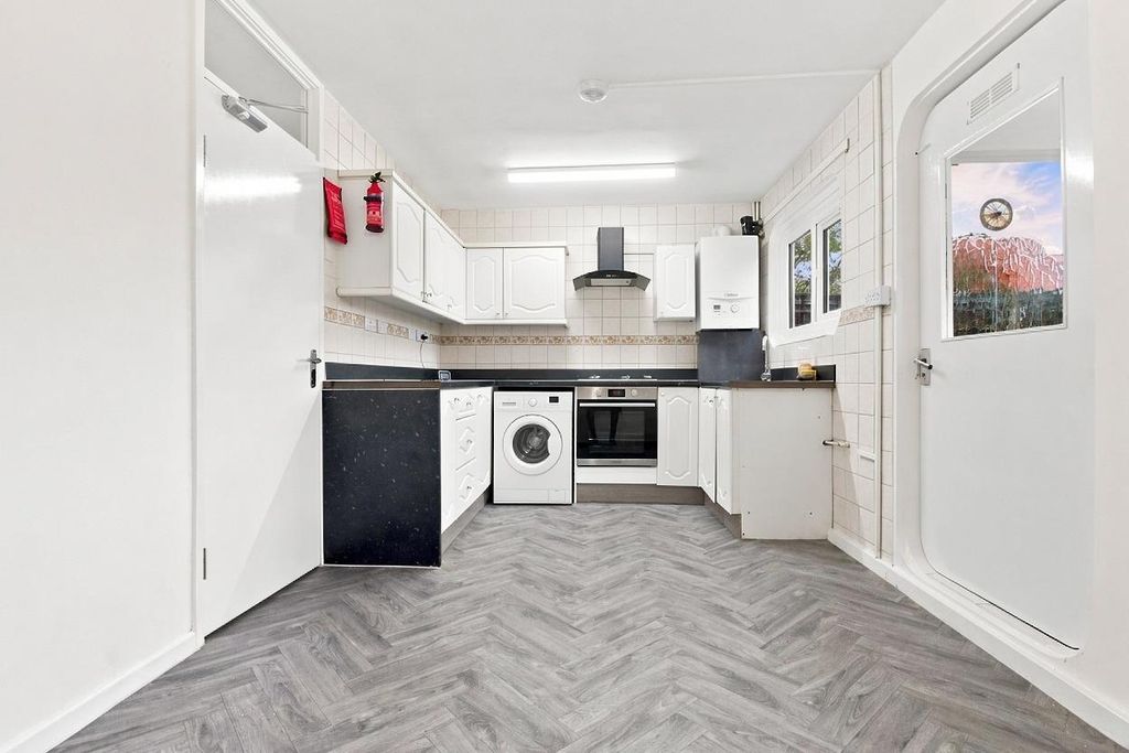 Property photo 1 of 17 B2Q6R.Jpg