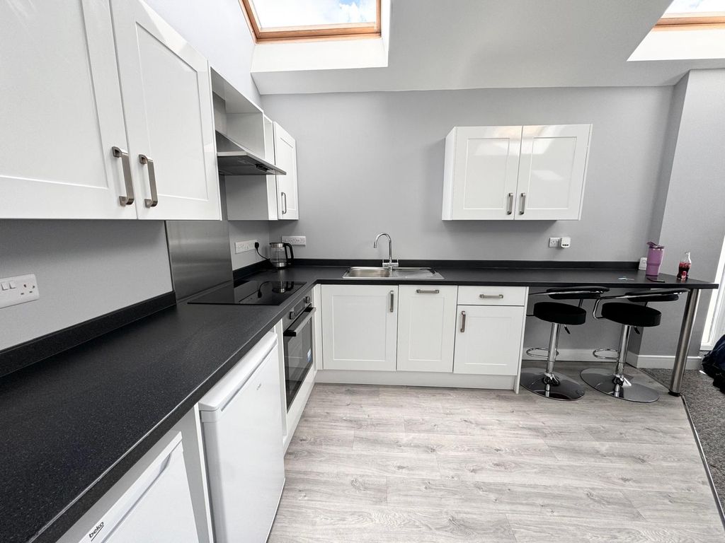 Property photo 3 of 6 Kitchen