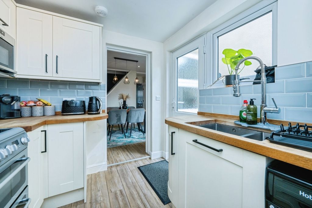 Property photo 3 of 16 Kitchen