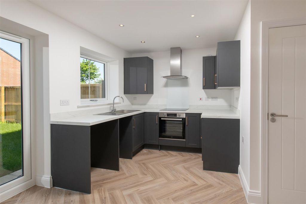 Property photo 3 of 9 002 Newett_Parsonsgreen__Plot23_Kitchen.Jpg