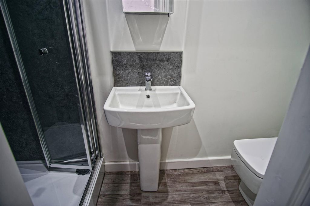 Property photo 3 of 7 Bathroom