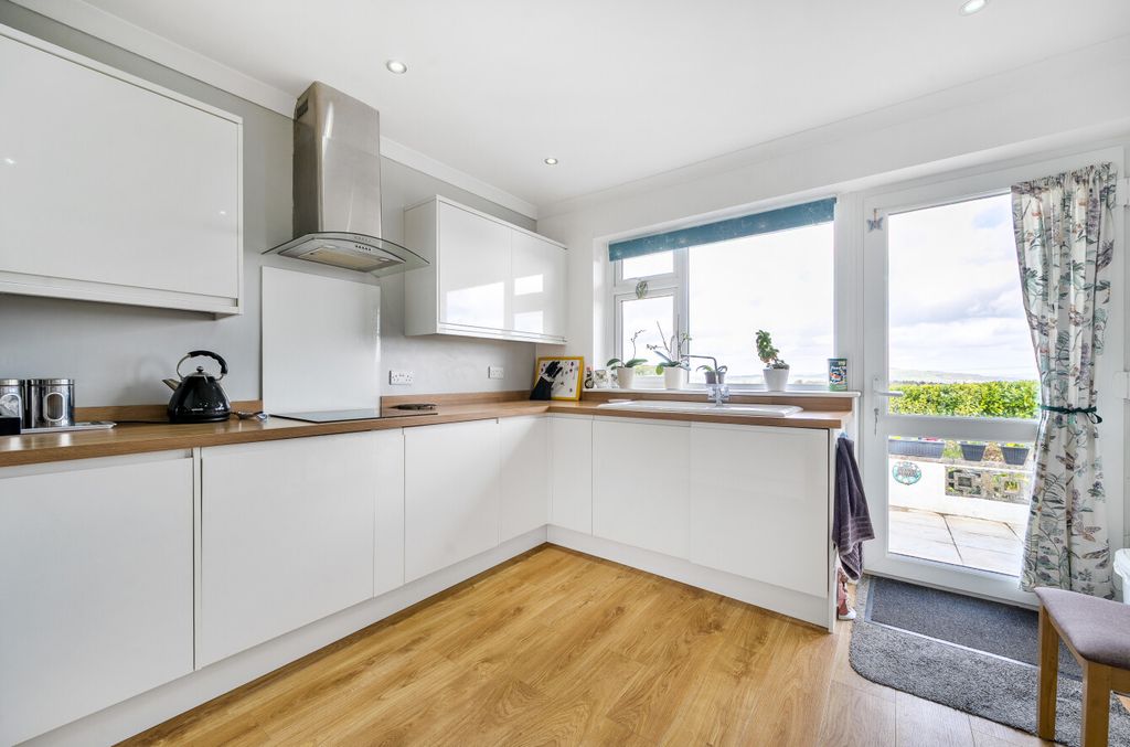 Property photo 3 of 12 1433709-10-69c3Fb...