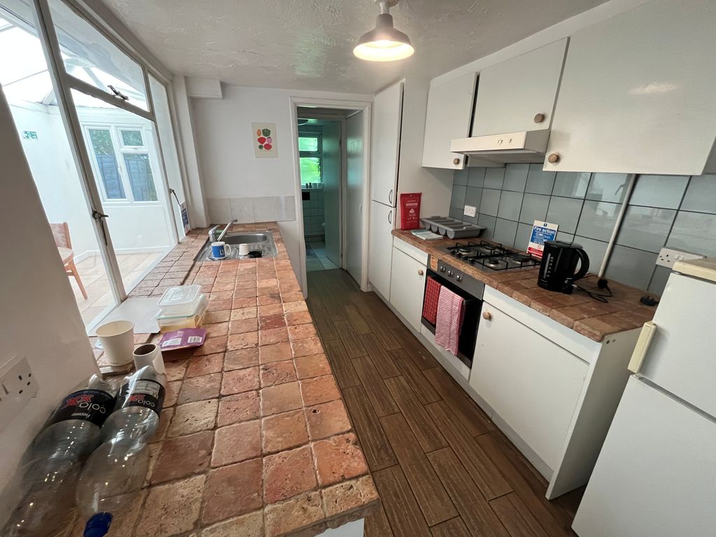 Property photo 3 of 10 Kitchen
