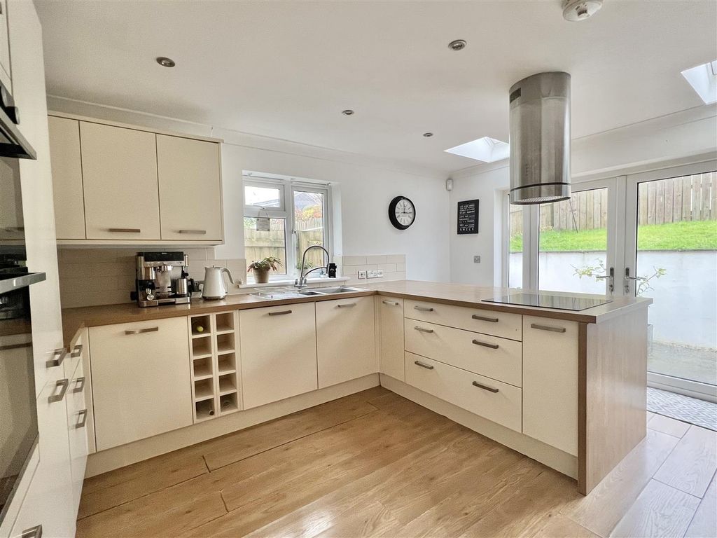 Property photo 3 of 30 Kitchen/Breakfast Room